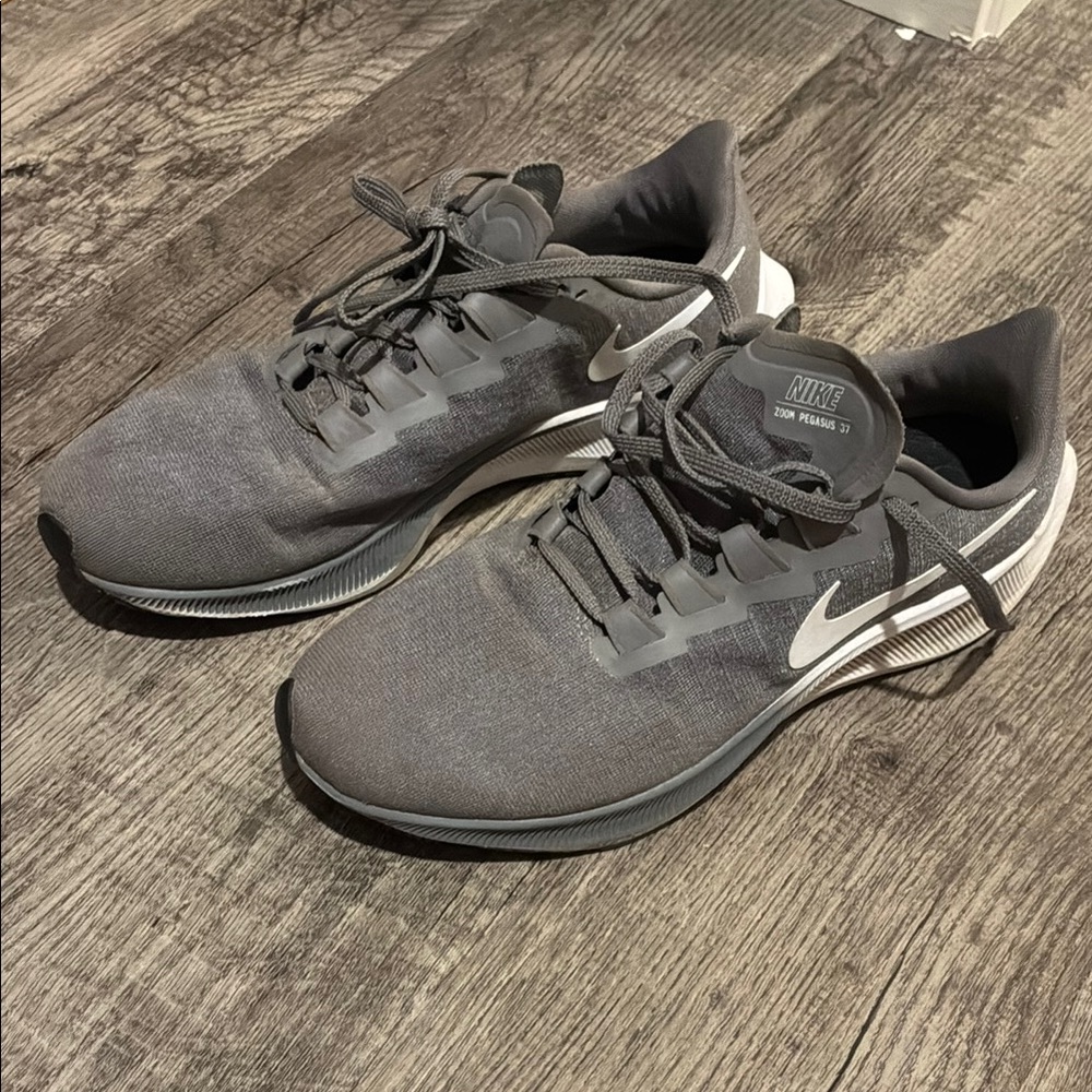 Nike Gray Athletic Running Shoes with Cushioned Midsole